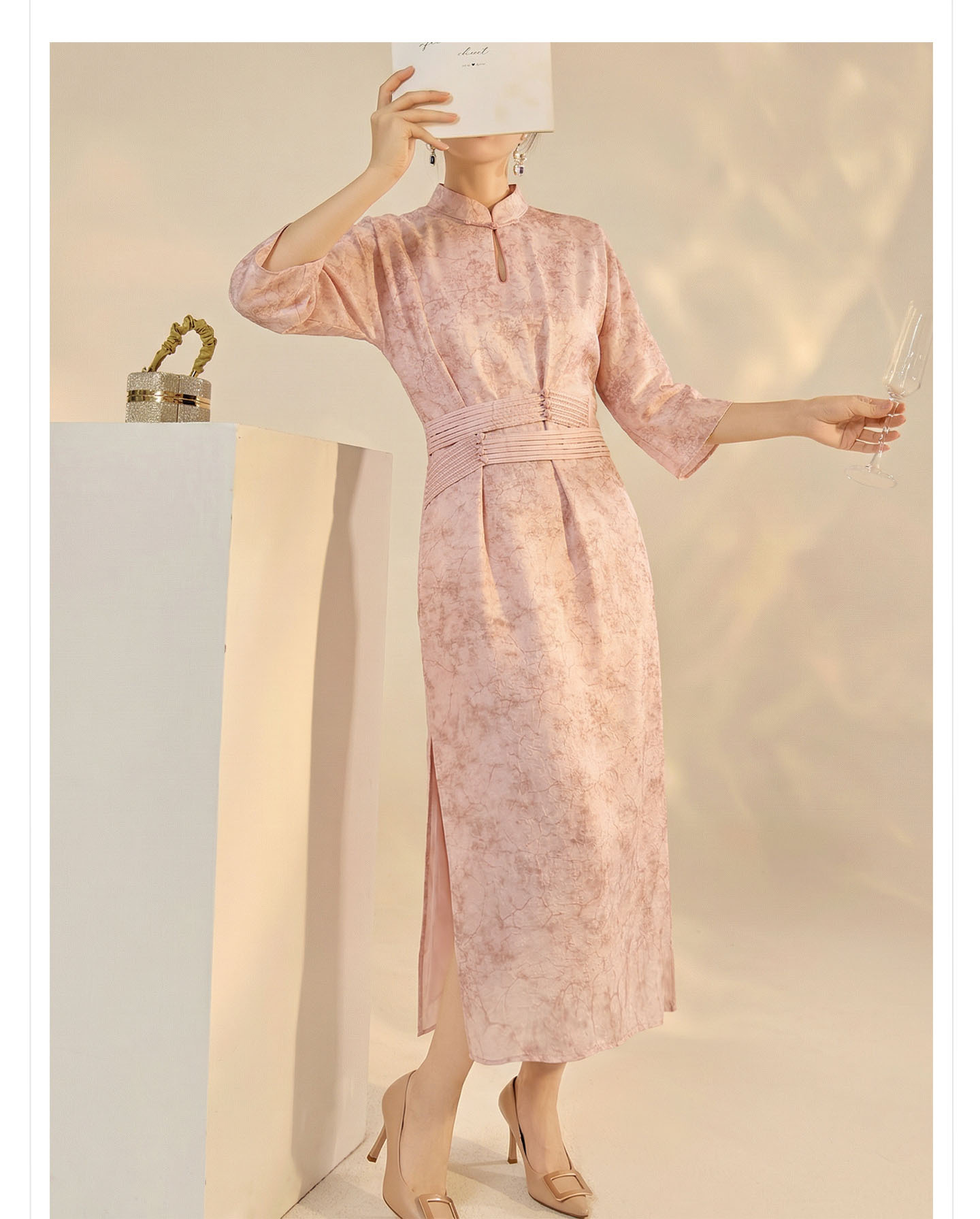 Đầm maxi nữ thắt eo thiết kế jacquard họa tiết hoa văn cổ điển, tay ngắn, cổ đứng — màu hồng chi tiết 16