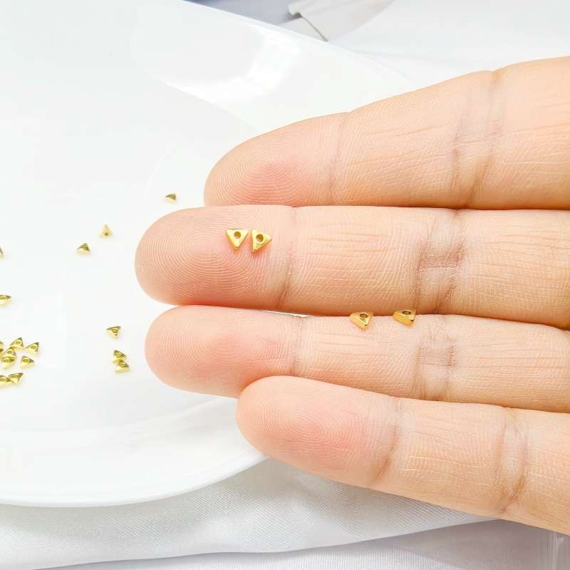チタン鋼ジュエリーアクセサリー三角形砂利ブロークンシルバー真空メッキ 18 K ゴールド色保持 DIY ジュエリーアクセサリー三角形スペーサービーズ|undefined