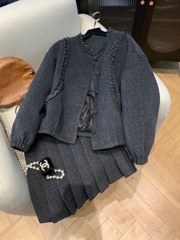 European-Style New Lace-Trimmed down Jacket, Winter New High-Waisted Pleated Skirt, Elegant Women's Versatile Outfit European-Style New Lace-Trimmed down Jacket, Winter New High-Waisted Pleated Skirt, Elegant Women's Versatile Outfit