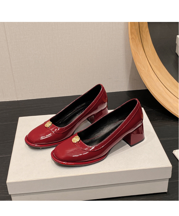 Uva mamá mismo estilo 2024 primavera nuevo exquisito Camelia cuadrado punta redonda tacón grueso slip-on Lefu zapatos de cuero pequeños para las mujeres