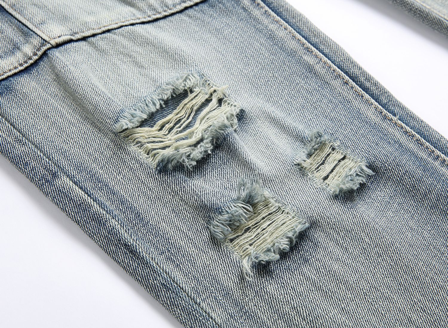 Jeans uomo moto con ginocchia strappate e ricami in denim_voghion.com