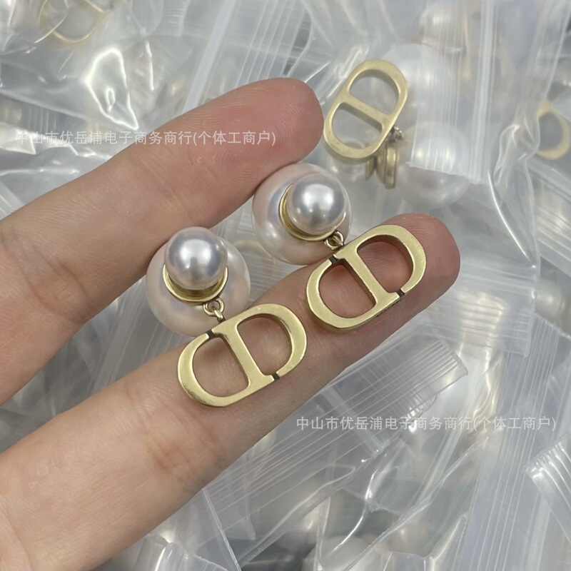 Authentic Real Photos of D&G Letter Cd Size Pearl Stud Earrings for Women, Vintage Distressed Antique Gold Earrings for Women Wholesale Authentic Real Photos of D&G Letter Cd Size Pearl Stud Earrings for Women, Vintage Distressed Antique Gold Earrings for Women Wholesale