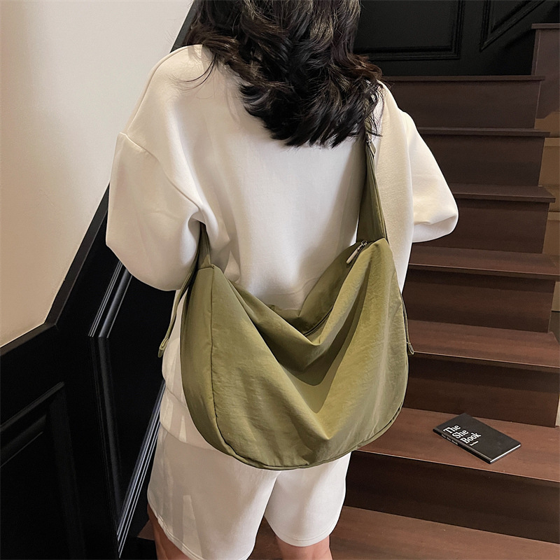 Bolsos de gran capacidad Bolsos de media luna de estilo perezoso para mujer Bolsos de bola de masa de mensajero de un solo hombro Bolsos de tela deportiva y de ocio de moda