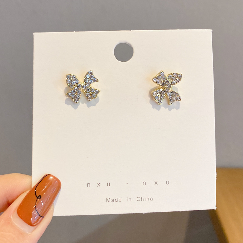 Luz de lujo de alto nivel nicho de diseño femenino sensación de aretes de bordilla temperamento perla asimetría joyería perla al por mayor