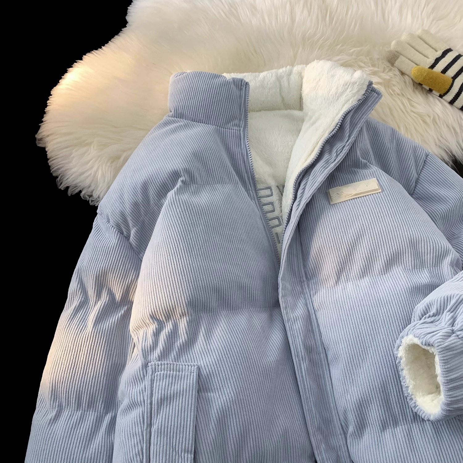 両面にはラベル付きのスタンドカラーの綿入れを着ています。