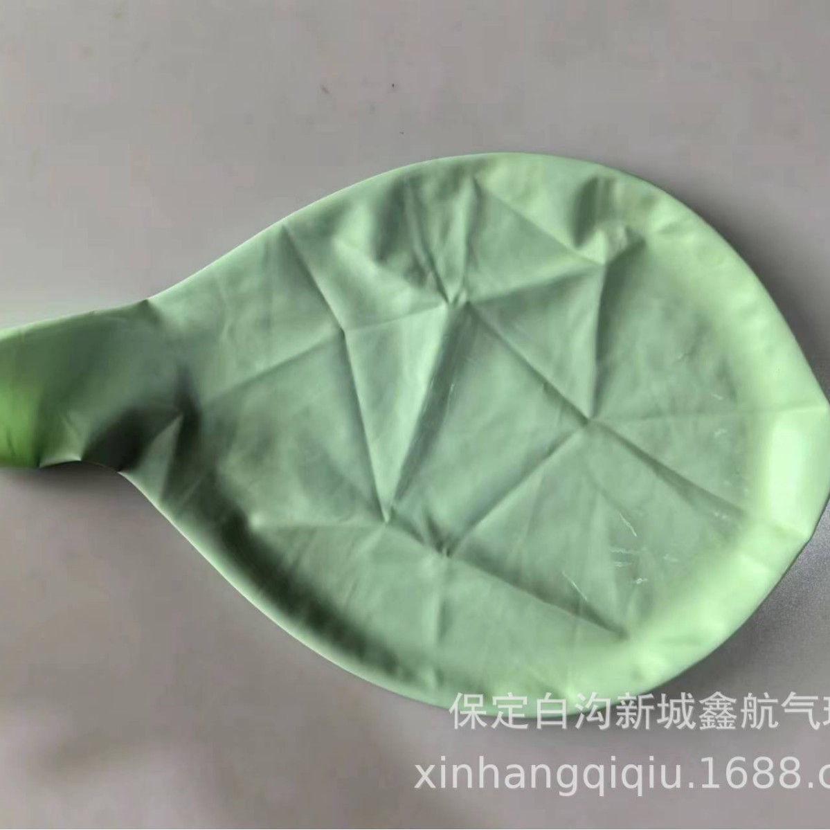 Большие плоские макароны размером 36 дюймов зеленого цвета