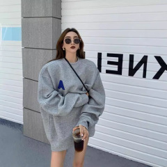 欧米のファンの女性の秋冬の新型のゆったりしたbfの怠惰な風のデザイン感の中で長いタイプのベルベットの保温の潮
