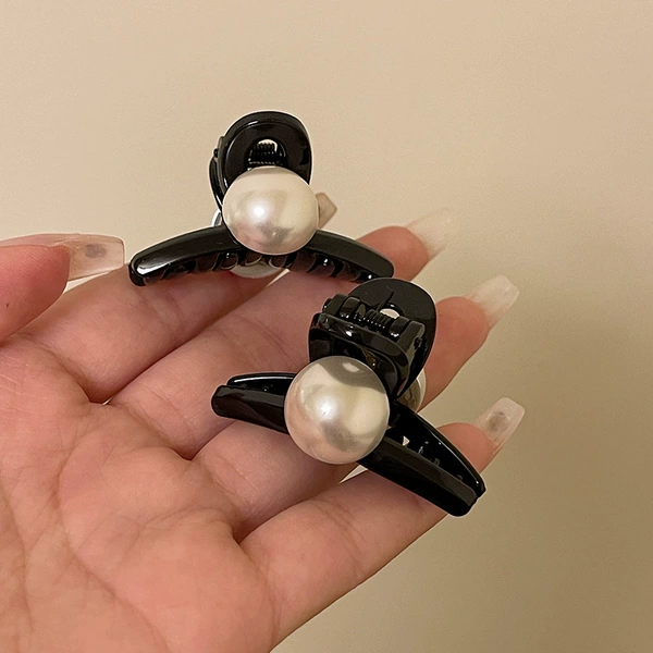Cross round pearls, diameter approximately 4.5cm