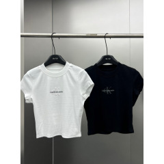 2025春の新型ダブルロゴギャルガードルtシャツキャンパス風の短い丸首半袖tシャツの卸売り