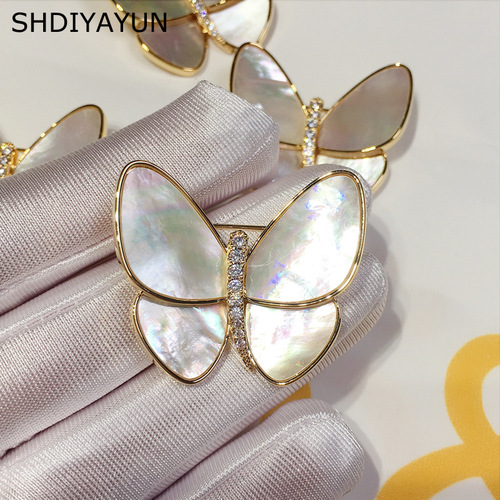 High-end temperament Meng Wanzhou's same style butterfly brooch, natural sea mother-of-pearl freshwater pearls, exquisite suit corsage accessories