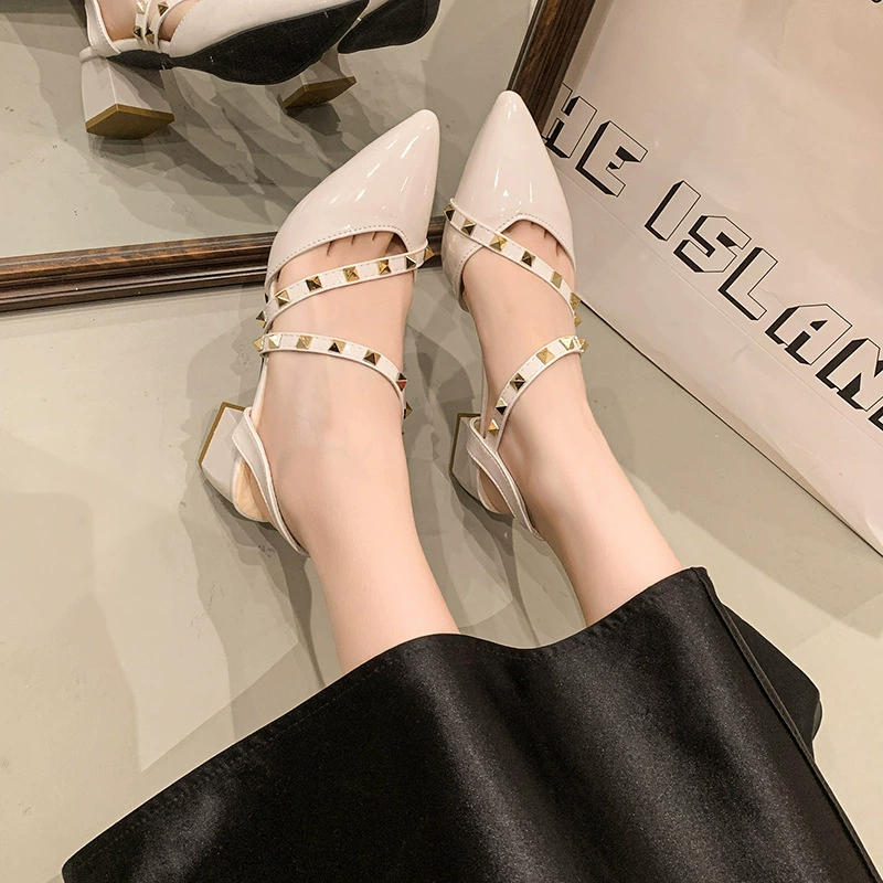 Женские босоножки с заклепками на толстом каблуке, весна-лето 2025, новая модель, римский стиль, лакированная кожа, заостренный носок, бежевые босоножки на танкетке