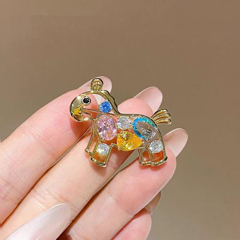 Broche 2026 Nouveau Zodiaque Cheval Cristal Coloré Creux Poney Design Haut de Gamme Accessoire de Personnalité Polyvalente_voghion.com