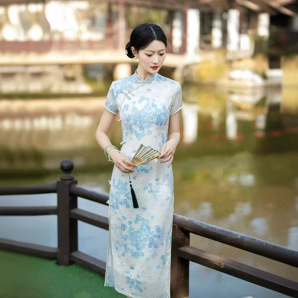 Летнее длинное чонсам/чонсаме? однако чонсам - чонсам. "cheongsam" в русском обычно пишут как чонсам или чонсаме. "Summer long cheongsam, with short sleeve, Chinese style" → "Летнее длинное чонсаме?" Let's choose: "Летнее длинное чонсам с коротким рукавом, китайский стиль"