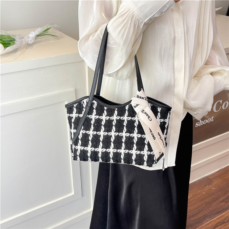 Bolsa de bordado de color contrastante 2025, bolsos de primavera nuevos bolsos de mujer bolsos de hombro casuales bolsos de mano maridos