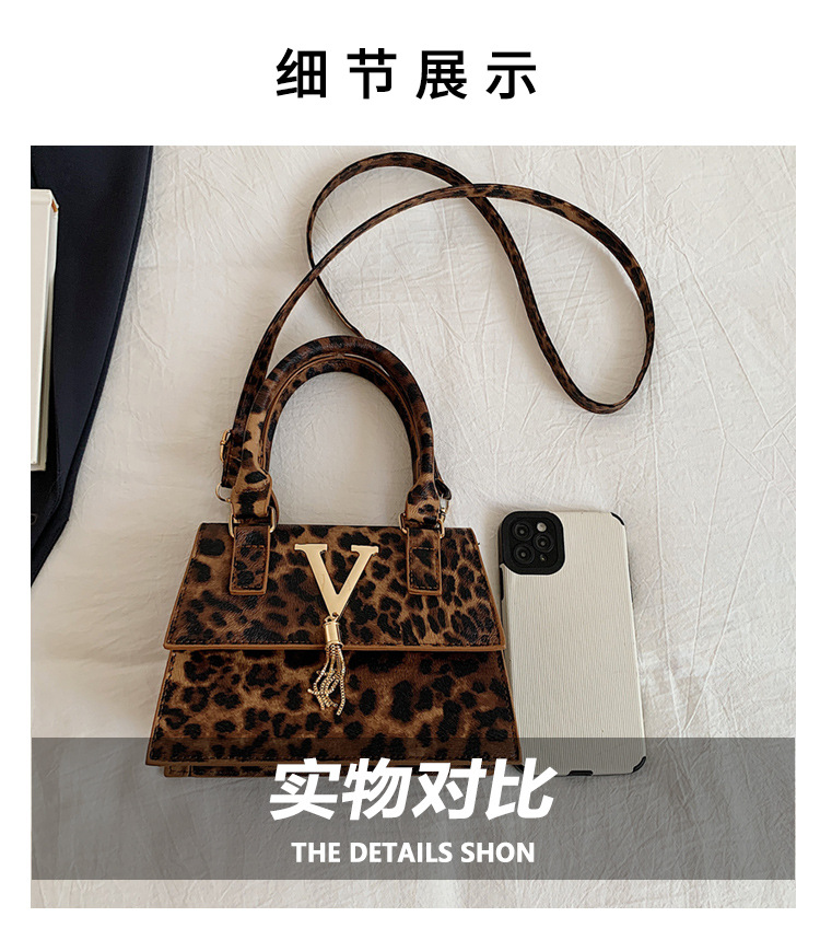 The new leopard print handbag is trendy and stylish. The crossbody bag has a simple texture and a spicy girl style. It is a unique single-shoulder small square bag Item Picture