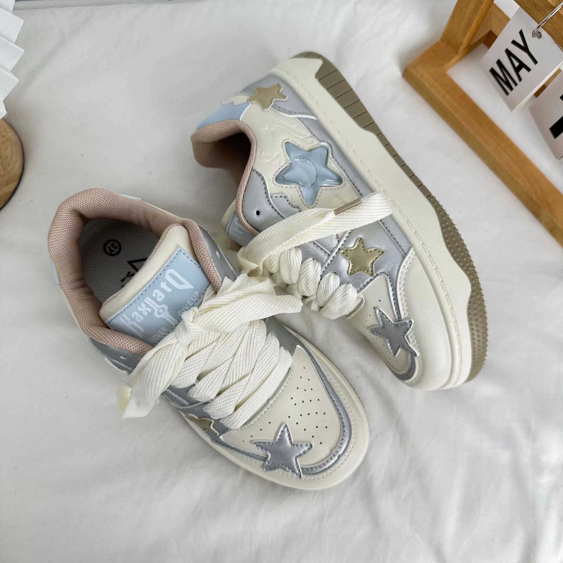 Zapatillas de plataforma baja estudiante 2024 nuevos zapatos de lona estrella versión coreana de zapatos casuales de todo fósforo para mujeres