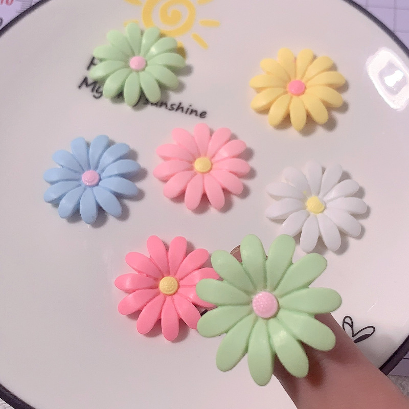 Accesorios de resina de flor de margarita de color transfronterizo DIY pegamento de crema agujero de cáscara de teléfono móvil agujero de zapatos taza de agua material de pegatina de refrigerador