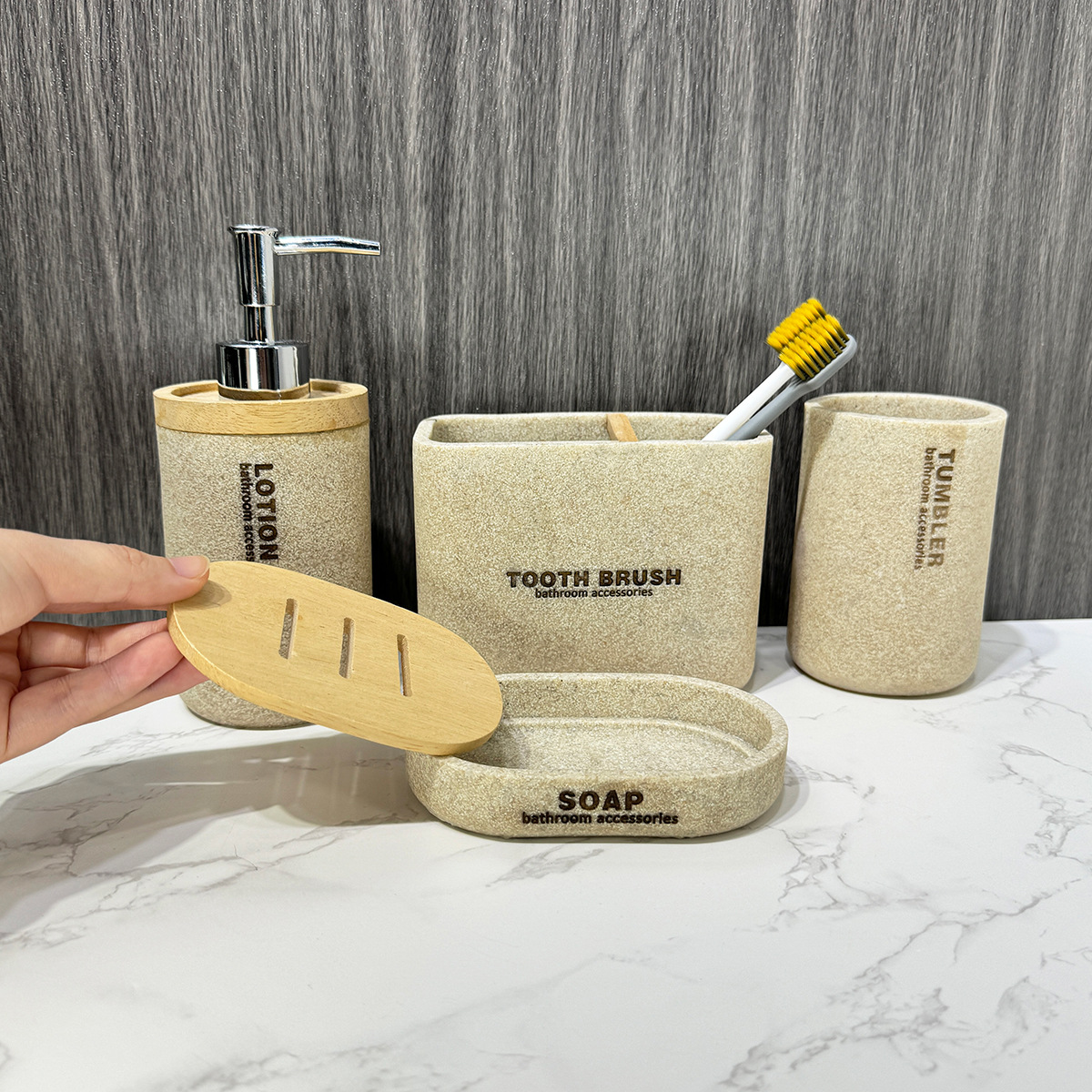 Baño de cuatro piezas con cubierta de bambú de resina, baño de hotel de estilo europeo, juego de lavado, taza de enjuague bucal, jabón, botella de desinfectante de manos