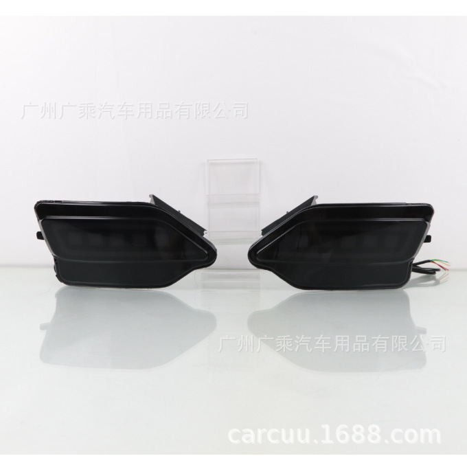 Adecuado para 13-15 años Toyota Rongfang RAV4 parachoques trasero luz trasera luz de advertencia tres funciones streamer superficie ennegrecida/superficie roja