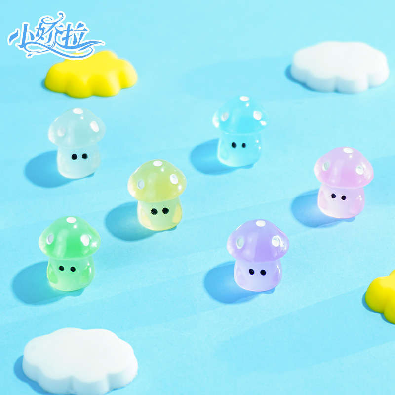 Nueva mini resina luminosa hongo hombre pequeño modelo creativo lindo ojos color hongo pequeño decoración de micro paisaje