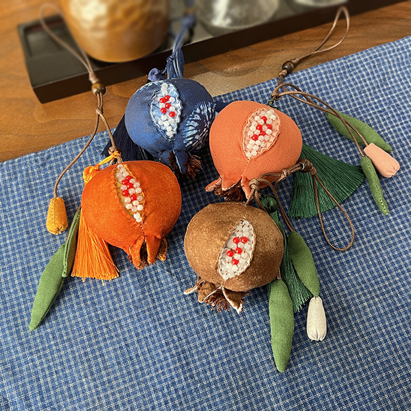 Nuevo colgante de granada Bolso bordado Lu Hoja de arce Colgante de coche Decoración creativa hecha a mano Lu bordado Diy Material Paquete colgante