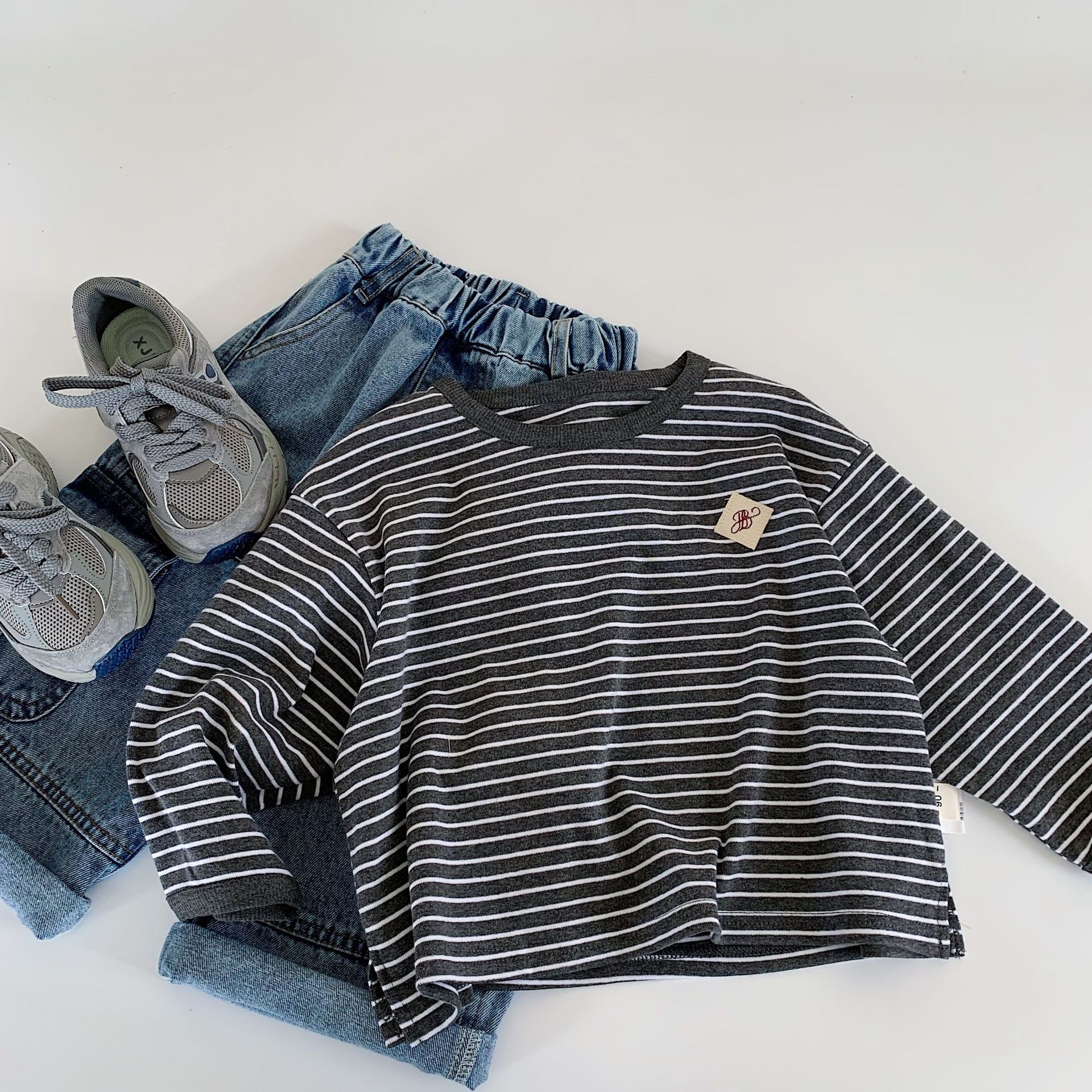 Mai Bao ropa infantil camiseta infantil 2025 otoño nuevo estilo coreano para niños y niñas camiseta de fondo a rayas bebé ropa de otoño t