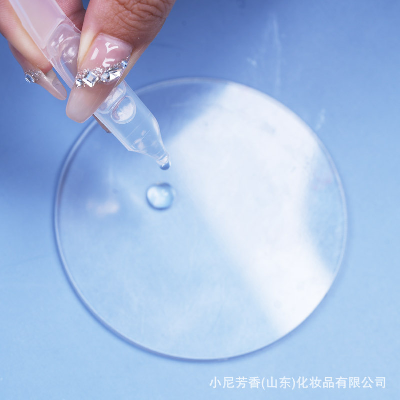 Moisturizing serum with geranium for skin care