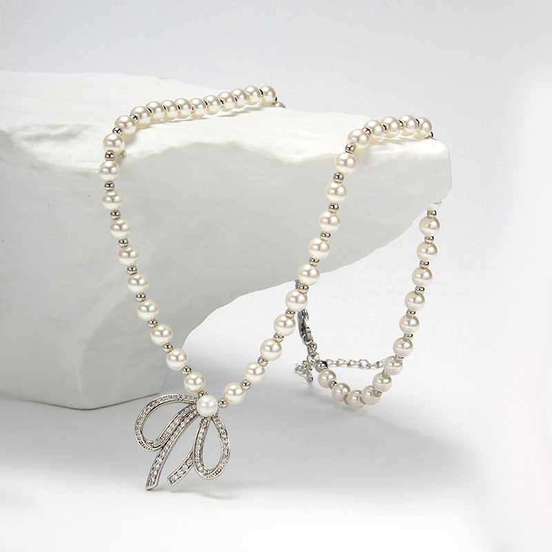 Sophisticated necklace with bow from pearl