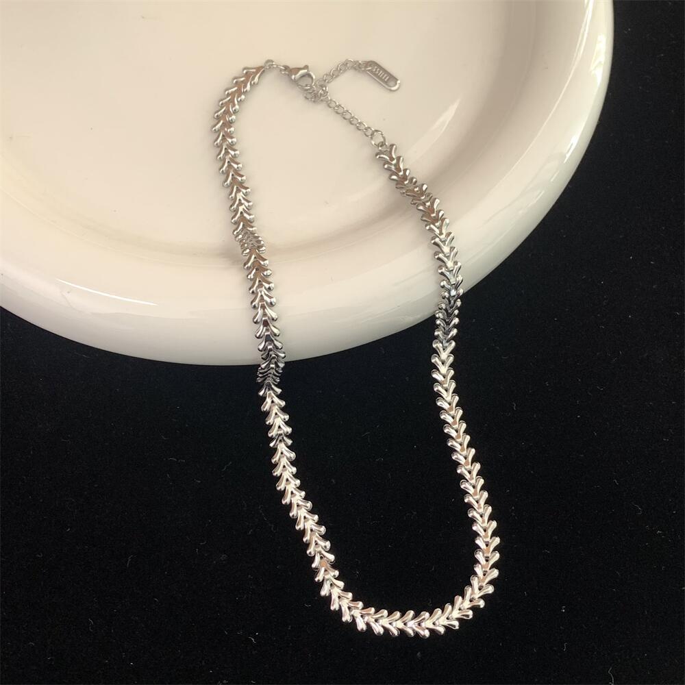 Collar de cadena cubana con espigas en acero de titanio_voghion.com