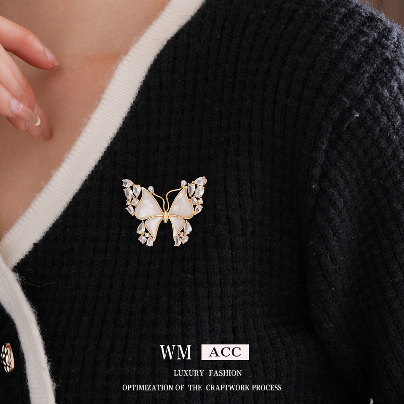 Broche de mariposa Fritillaria chapada en oro real de 18k, broche de lujo ligero retro francés, broche, accesorios de moda de alta gama, mujeres