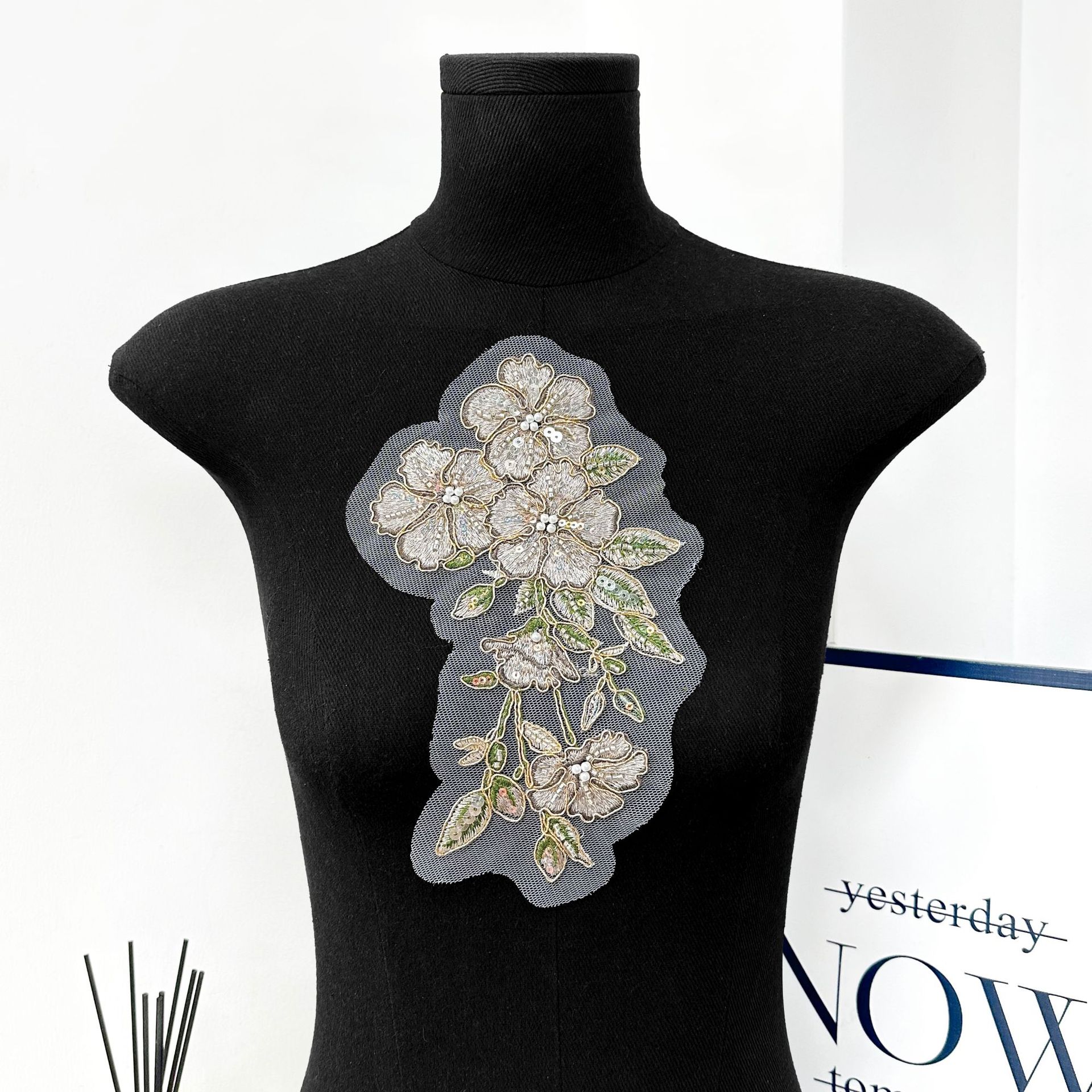 Hecho a mano de encaje cuentas bordadas parches de flores tricolores clavos de tela cuentas de ropa accesorios de decoración DIY