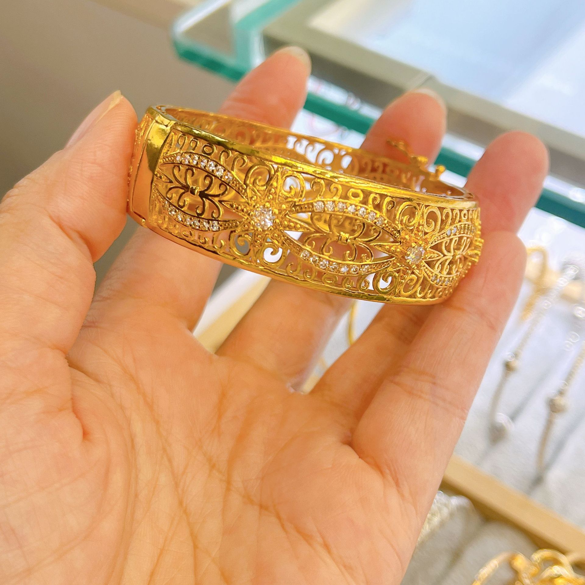 Brazalete de boda de oro abierto brazalete de boda hueco joyería de lujo ligera con diamantes de fijación de bloqueo