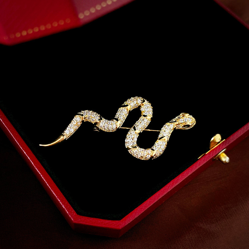 Europa y América exagerada circón broche en forma de serpiente de oro real galvanoplastia personalidad nicho temperamento alto sentido suéter pin ramillete femenino