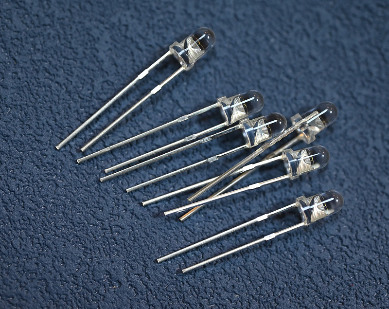 广东f3灯珠白色直插led灯珠白光超高亮高光效3mm圆头白光长脚短脚灯珠生产厂家