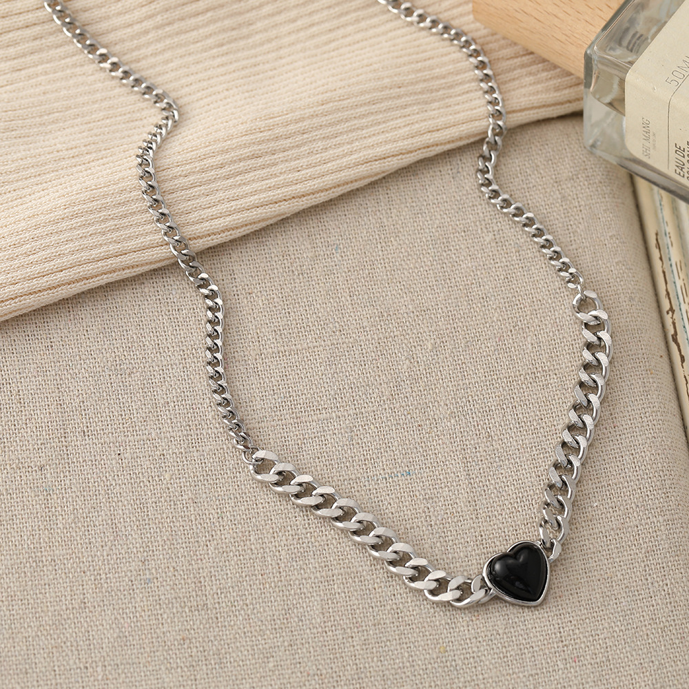 Fashion black geometric heart-shape alloy necklace wholesale