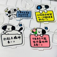 Ins励ましの志の子犬のアクリルは札の創意を立ててかわいい犬の学生を修理してデスクトップの小さい置物の卸売りを学ぶことを励まします。
