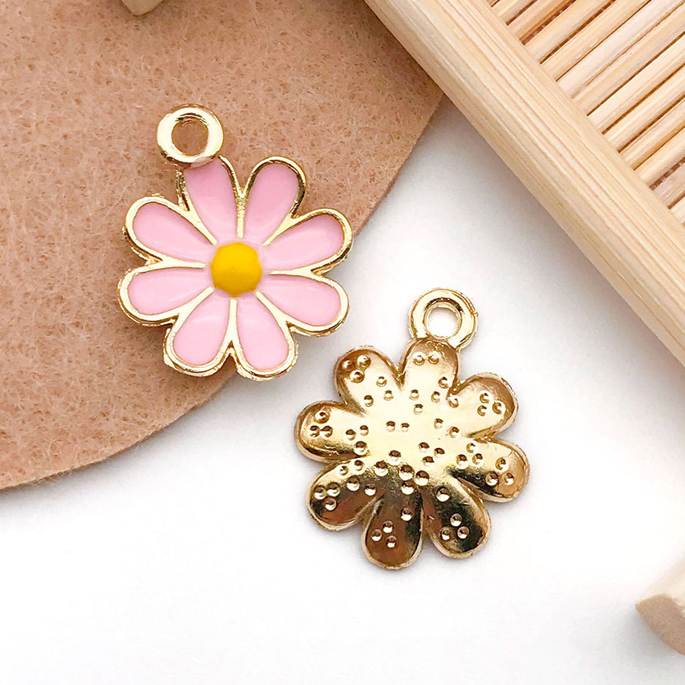 Colgantes esmaltados de flor de cerezo y margarita