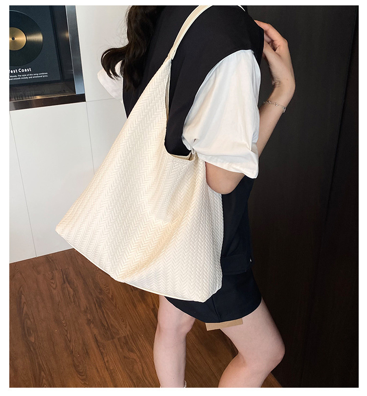 In 2025, a new Korean-style casual woven pattern large-capacity tote bag for women's commuting to work full figure