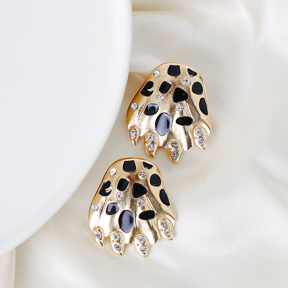 55847 European And American New Alloy Exaggerated Personalized Hand-shaped Brush Female Stud Earrings Simple Versatile Accessories Earrings display picture 4