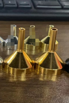 Fabricante spot embudo líquido artefacto de dispensación de perfume PP plástico metal aluminio embudo líquido herramienta de dispensación