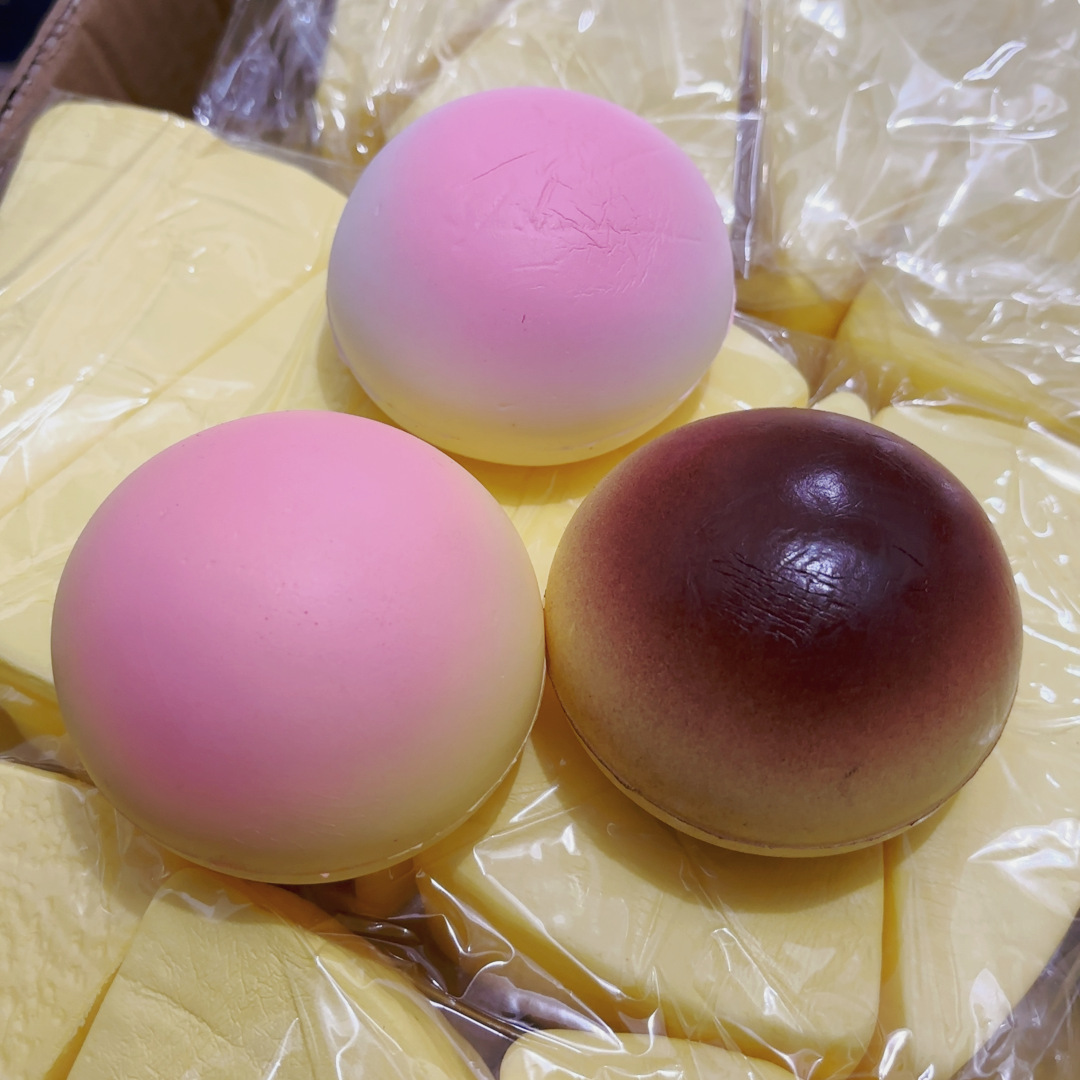 무작위 색상의 젖은 부드러운 빵이 천천히 반동합니다.