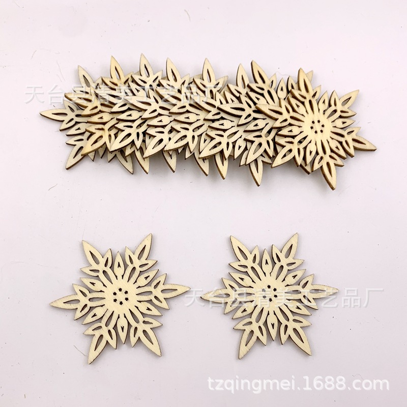 60*60mm variedad de copos de nieve de Navidad de madera pieza de madera colgante decorativo de copo de nieve de madera 10 piezas en un paquete con cuerda de cáñamo