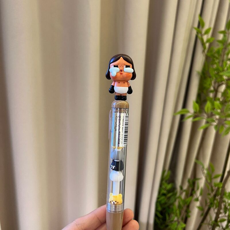 泣いている赤ちゃんを変える、かわいい赤ちゃんを変える、ニュートラルペン、クリエイティブなDIY楽しいペン、かわいい学生|undefined