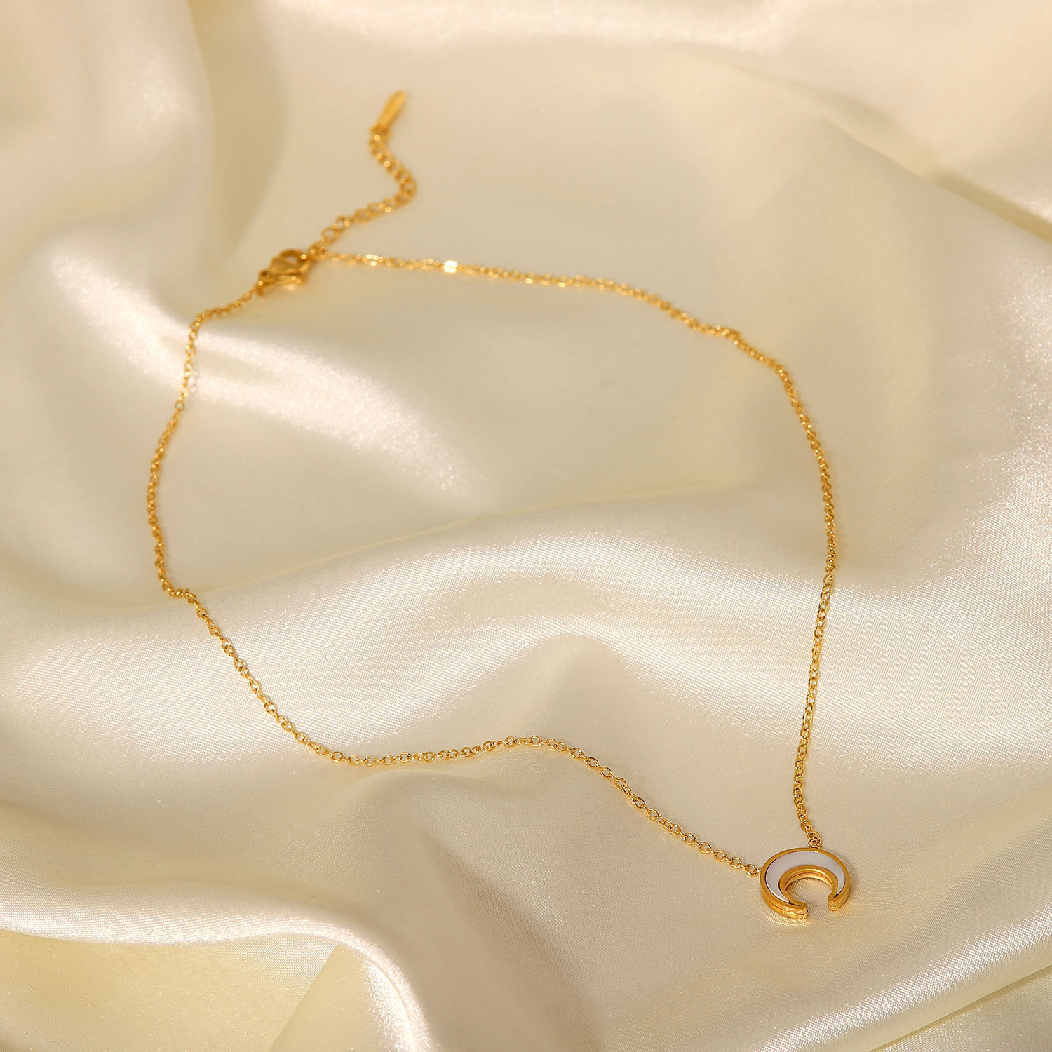 New Style Natural White Shell Crescent Shaped Pendant 18k Gold Plated Stainless Steel Necklace display picture 4