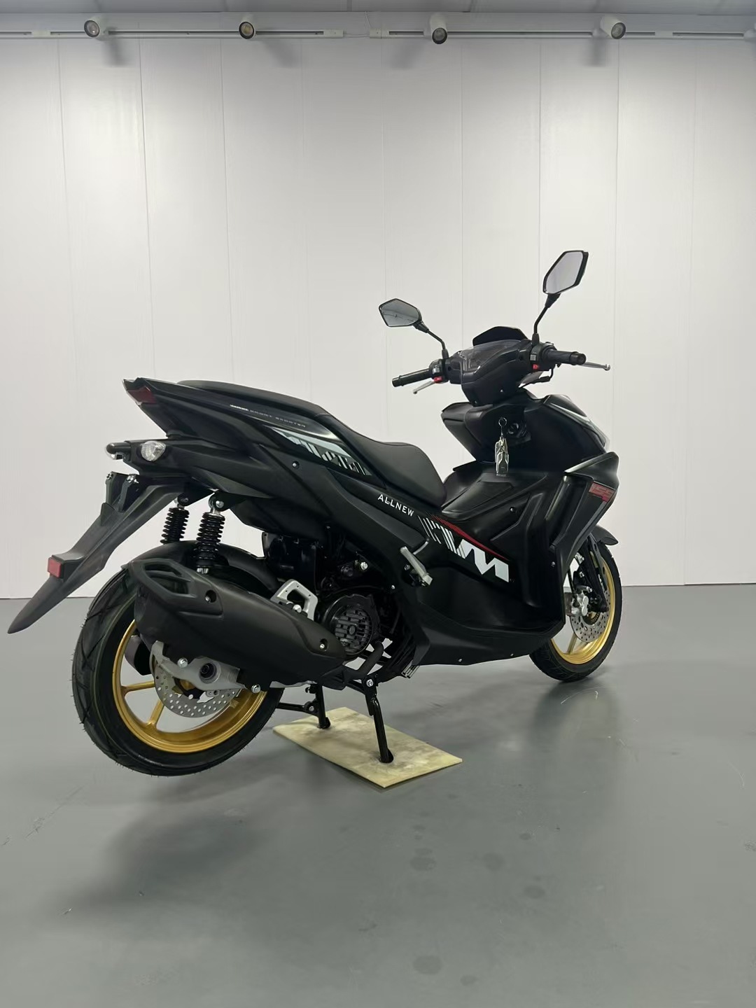 Factory Direct Sales Nvx Fuel-Powered Motorcycle Adult Mobility Scooter 150Cc Large-Displacement Street Bike Motorcycle