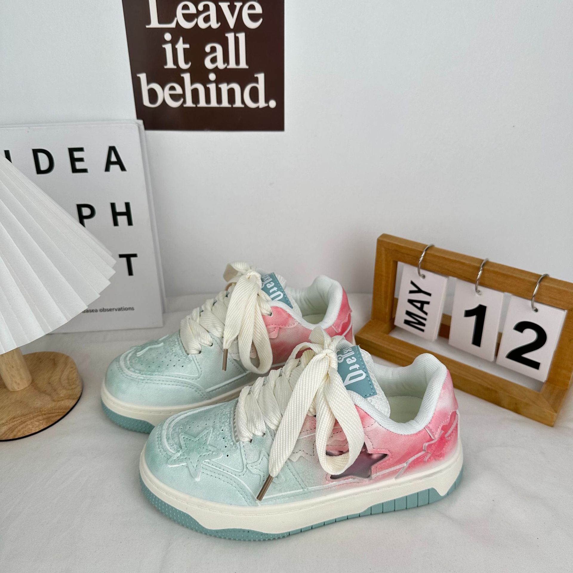 2024 primavera y verano color gradiente zapatos de skate plano coreano de estilo de Hong Kong zapatos blancos pequeños zapatos estrella zapatos de mujer