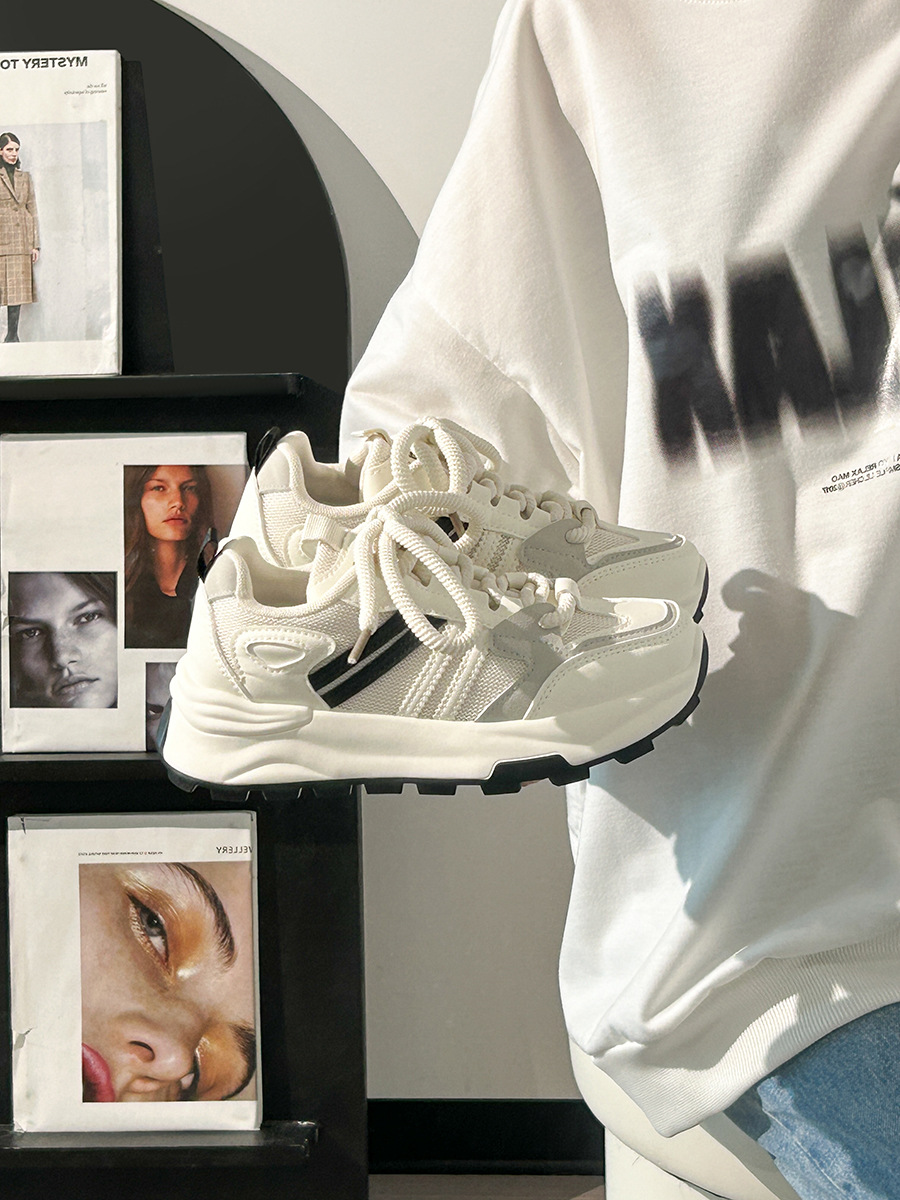Pequeños zapatos blancos para mujeres 2025 nuevos zapatos deportivos de estudiantes zapatos de skate para mujeres zapatos de carreras casuales con suela plana