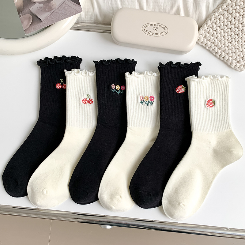 Calcetines blancos para mujeres invierno inmujeras calcetines de algodón sólido bordado hongo calcetines al por mayor sin hueso