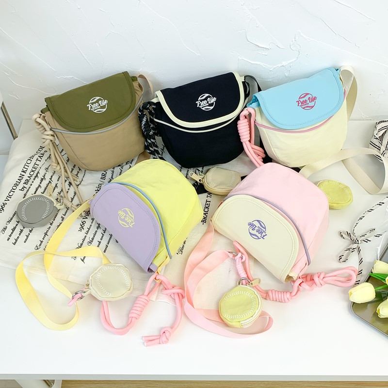 Mochila deportiva casual para niños y niñas, bolso de hombro compacto con tapa plegable para bebés, bolso de accesorios para niños con letras extranjeras.