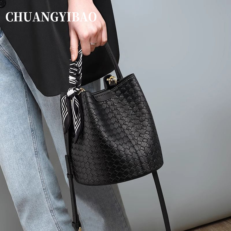 Túi bucket nữ dệt cao cấp đeo chéo xách tay đa năng nhỏ gọn — Khăn quàng ngẫu nhiên màu đen miễn phí